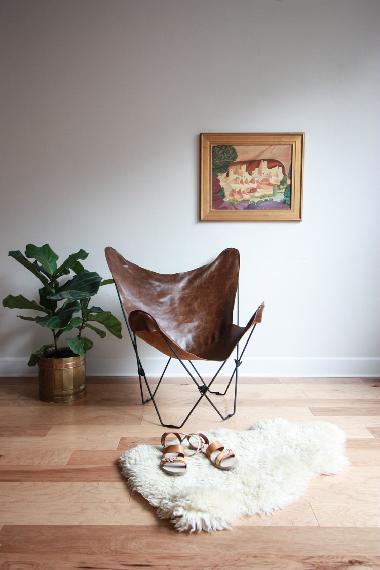 Butterfly chair with outlet arms