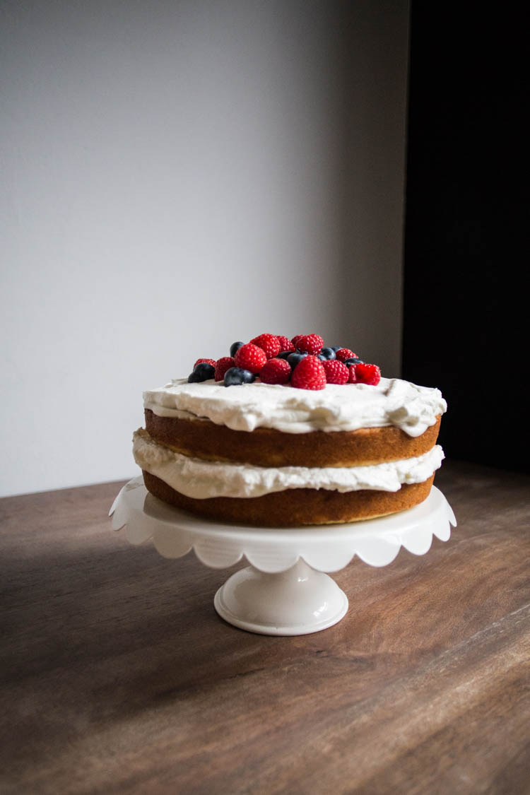 bakeamericacakeagain-naked-cake-with-berries-2