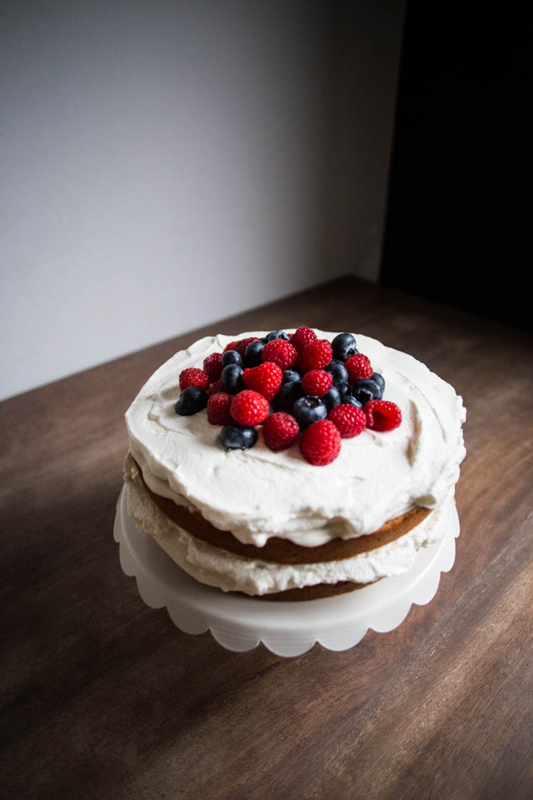 bakeamericacakeagain-naked-cake-with-berries-5